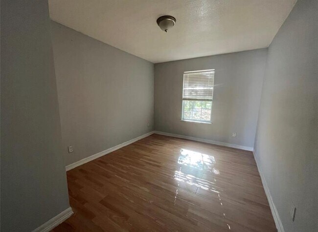 Foto del edificio - 5142 Higgins St