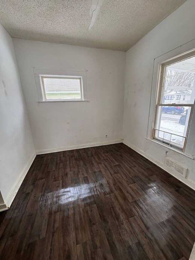 Building Photo - ** Move in Special ** Freshly Updated 2-Bedroom, 1-Bathroom Home – $950/Month | 1,240 Sq. Ft.