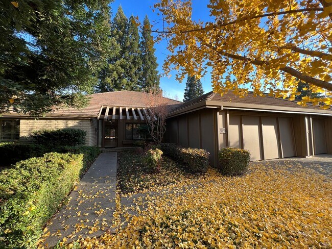 Building Photo - 4 Bed / 2 Bath | Gold River Home Available...