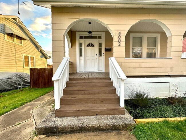 Foto del edificio - Charming Renovated 3Bedrooom Detached Home...