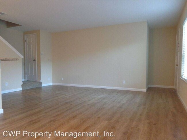 Foto del edificio - $2,290 /2 BR - 920 S.F. GORGEOUS UPSTAIRS ...