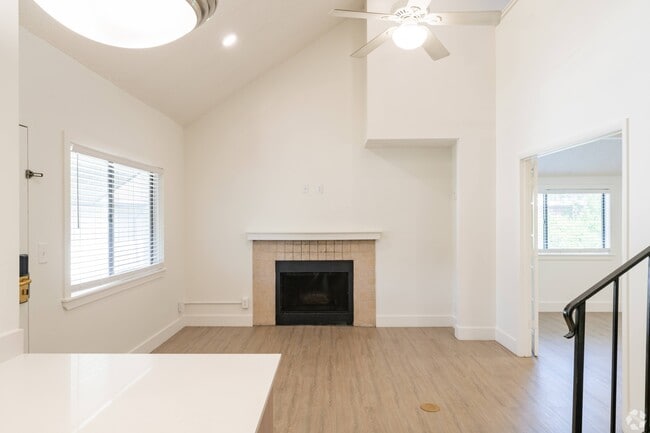 Building Photo - Avia Lofts at Maple Road