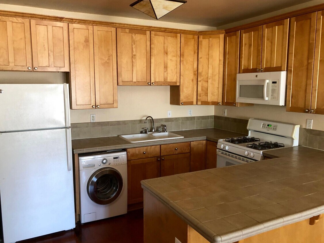 Primary Photo - 1045 E St
