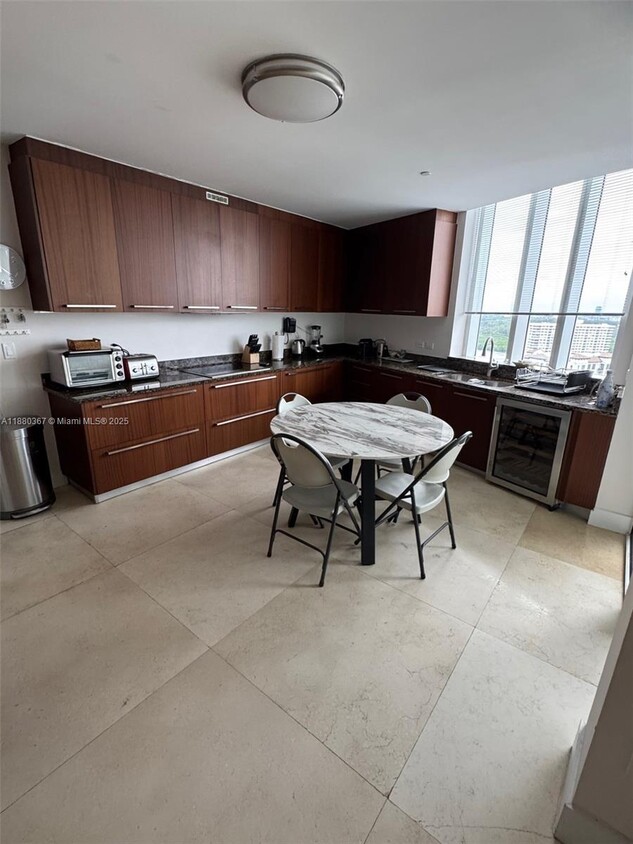 Foto principal - 16001 Collins Ave