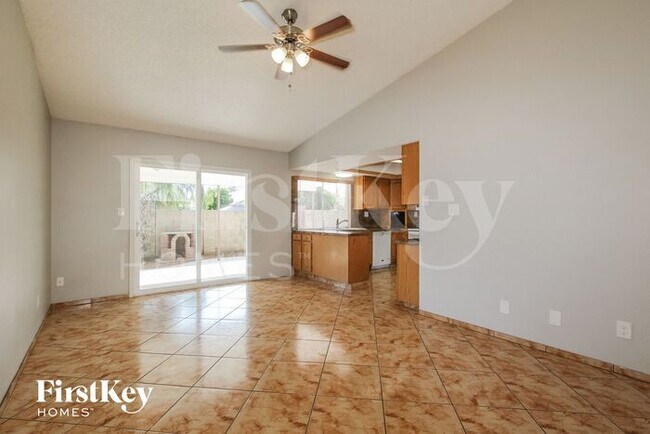 Foto del edificio - 2733 E Larkspur Dr