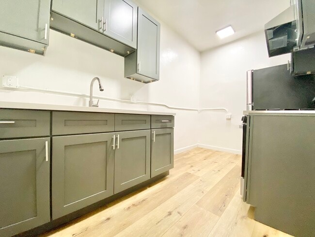 Building Photo - 960 S Oxford Ave