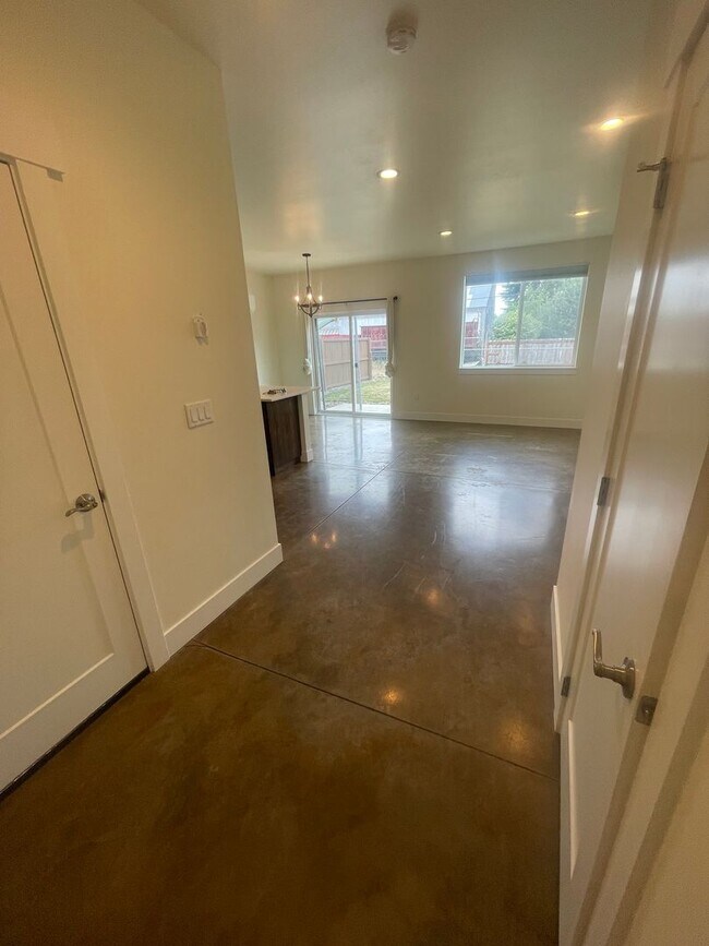 Foto del edificio - Stunning Three Bedroom Town Home In Lebanon OR!