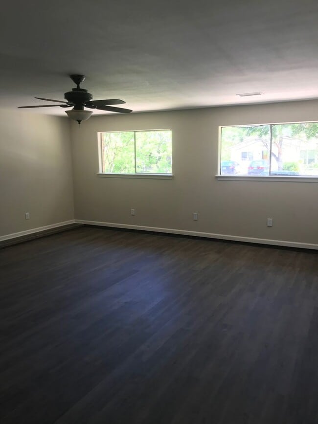 Building Photo - 3 Bedroom / 2 Bath