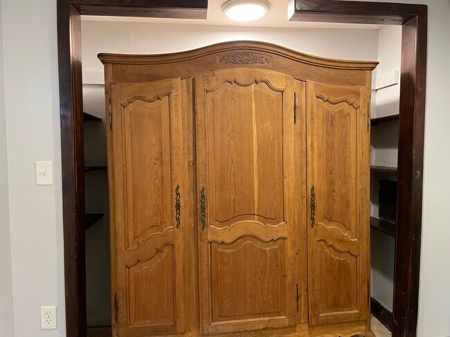 armario/armoire - 1836 Varnum St NE