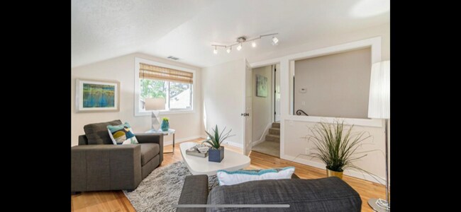 Foto del edificio - 1118 Maple Ln