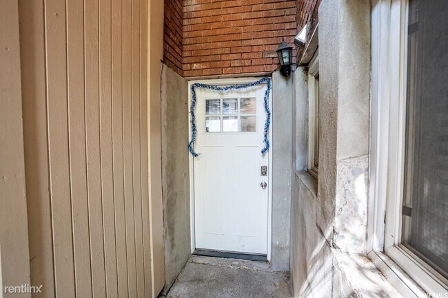 Building Photo - Room for Rent, 2 bath Duplex - 568 East 50...