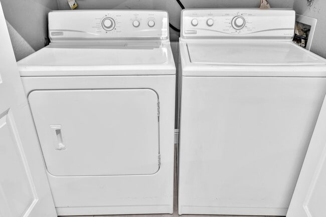 Photo - 2881 N Oakland Forest Dr Apartment