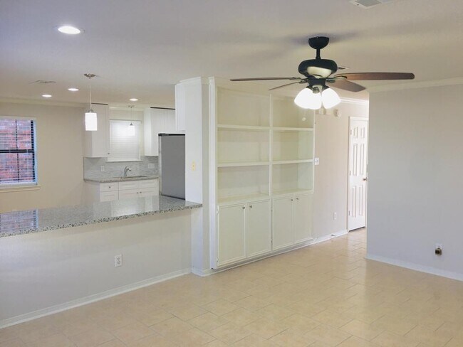 Building Photo - 13816 Trumpetvine St