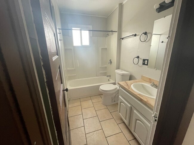 Building Photo - 800 E 157th St