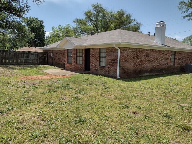 Building Photo - 502 N Kenwood Rd