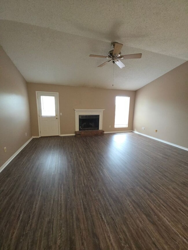 Building Photo - 200 Heather Ln