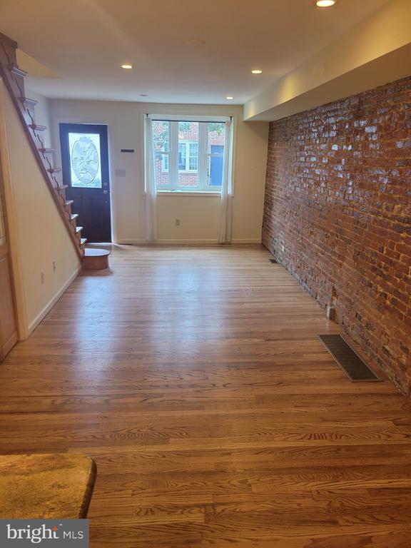 Building Photo - 522 Watkins St