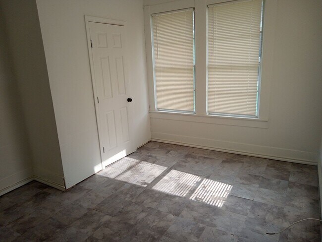 Building Photo - 275 Adams St