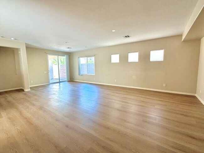 Building Photo - Carry Over Showing: This property has been shown before and will be rented to the first most qual...