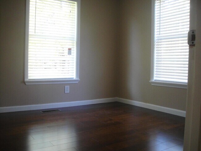 Building Photo - 117 N Midway Dr