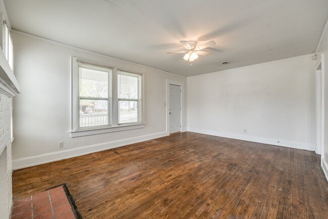 Building Photo - 2 Bedroom 1.5 bath All Brick Ranch in Rock...