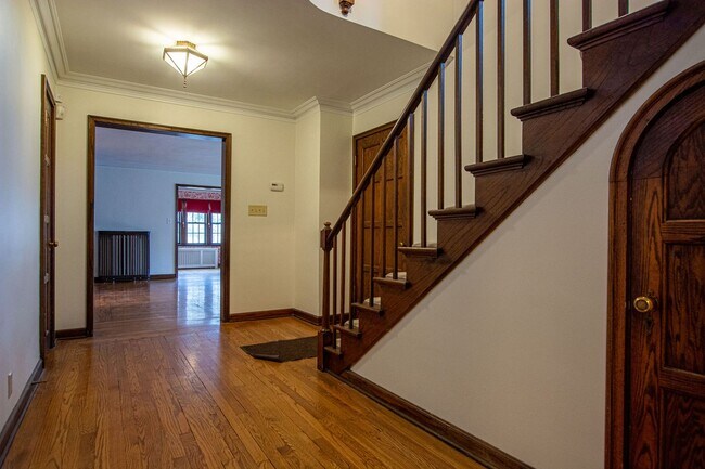 Foto del edificio - Gorgeous 5 Bedroom / 4.5 Bath Home located right off Happy Hollow Blvd!