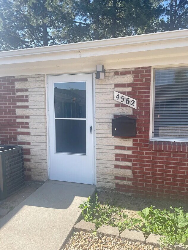 Foto principal - 4562 Everett St