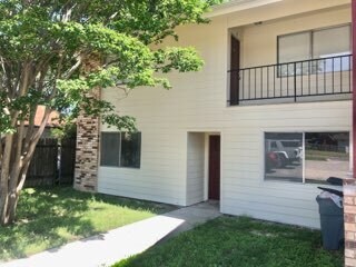 Building Front - 211 W Cardinal Ln