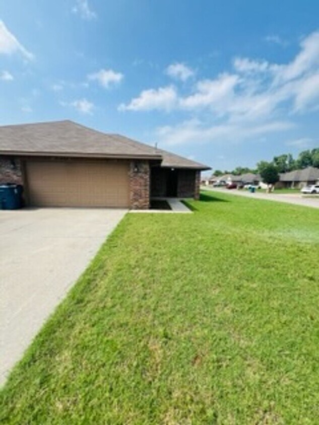 Foto principal - 3BR 2BA duplex with 2 car garage!!
