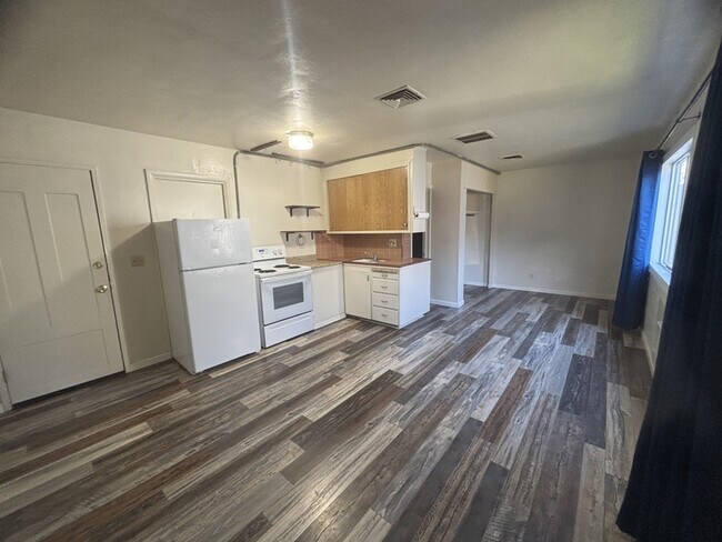 Foto del edificio - 3026 NE Douglas Ave