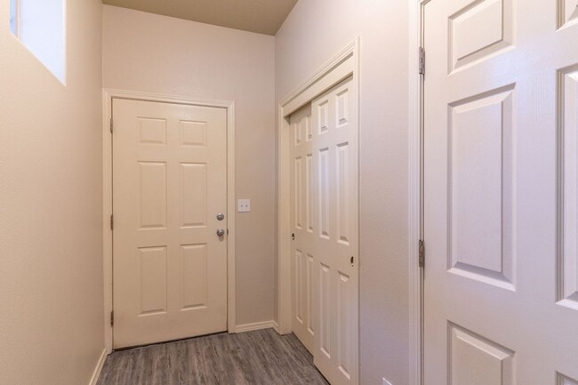 Building Photo - TROUTDALE-EDGEFIELD STUNNER!!! END UNIT TO...