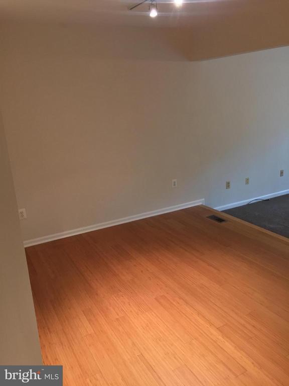 Foto del edificio - 8911 Oakwood Way