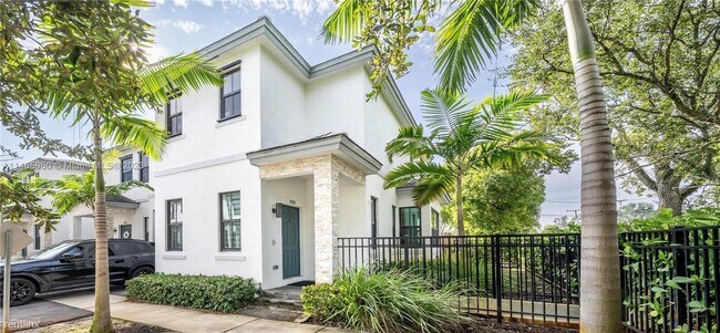 Building Photo - 3 br, 2.5 bath Townhome - 1928 SW 5th Blvd...