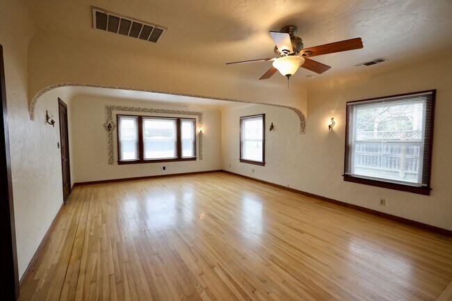 Foto del edificio - Available Now – Downtown Winters Bungalow