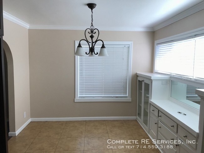 Foto del edificio - Duplex, 3 Bedroom Unit for Lease in Ontario.