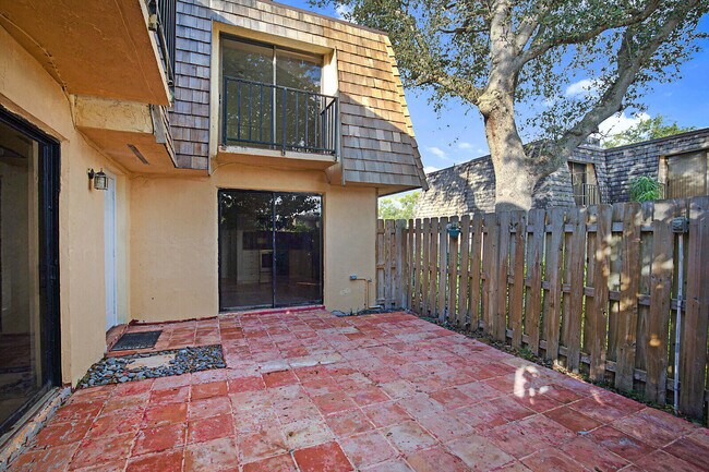 Foto del edificio - 253 Woodland Rd