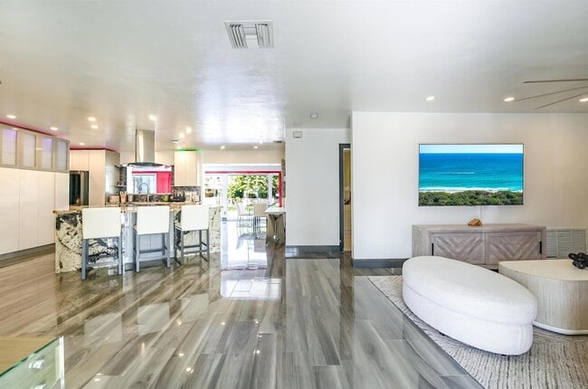 Building Photo - 2531 NE 47th St