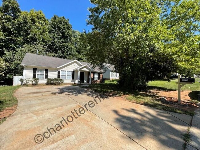 Building Photo - Charlotte single story home