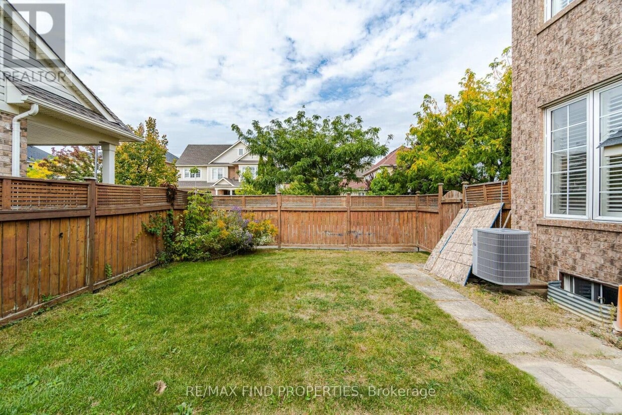 Primary Photo - 688 Trudeau Dr