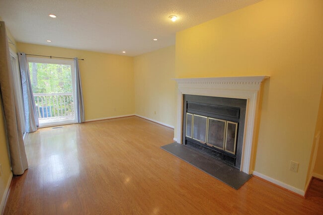 Building Photo - Spacious 3 Bedroom 3 Bath Townhome with Po...