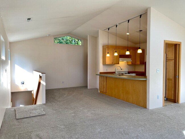 Building Photo - Cute Townhouse On Private Drive In White Salmon, WA