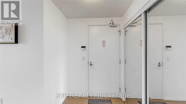Photo du bâtiment - 800 Lawrence Ave W
