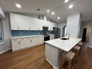 Building Photo - 331 Brady Way