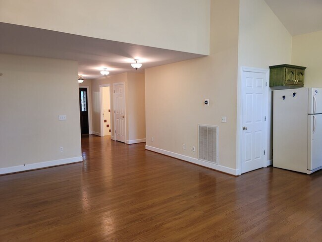 Building Photo - 235 Scenic Dr