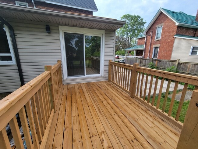 Building Photo - 321 Russell St S