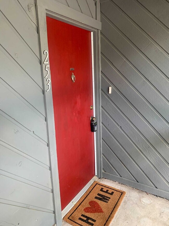 Foto del edificio - *COMING SOON!* GORGEOUS 2 Bedroom 2 Bath C...