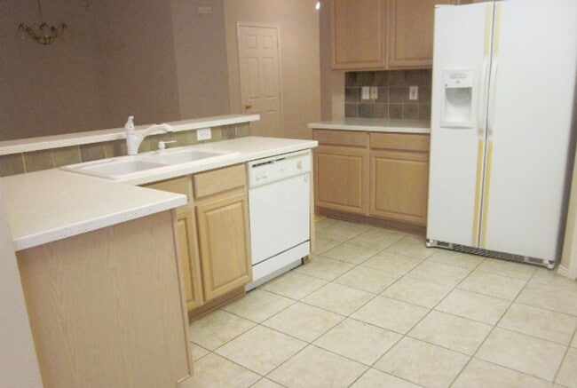Building Photo - 2029 Oak Manor Dr