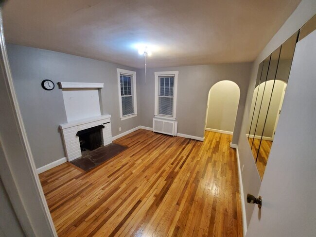 Building Photo - 176 Hicksville Rd