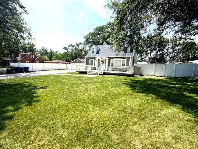 Building Photo - 684 Pfingsten Rd