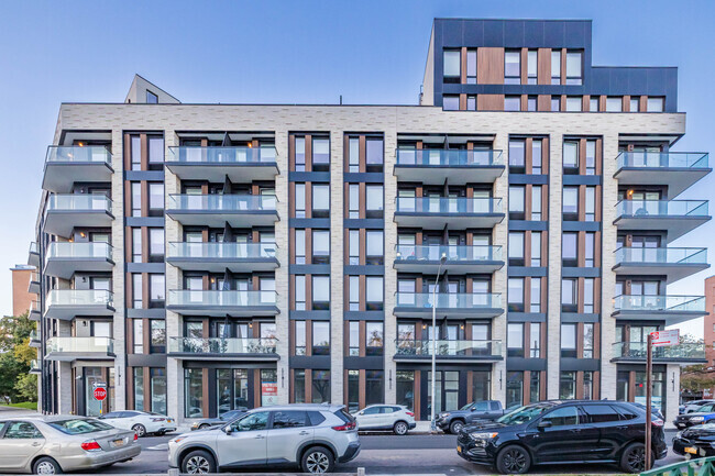 Building Photo - PARLUXE